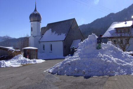 Schneehaufen vom Straßeräumen